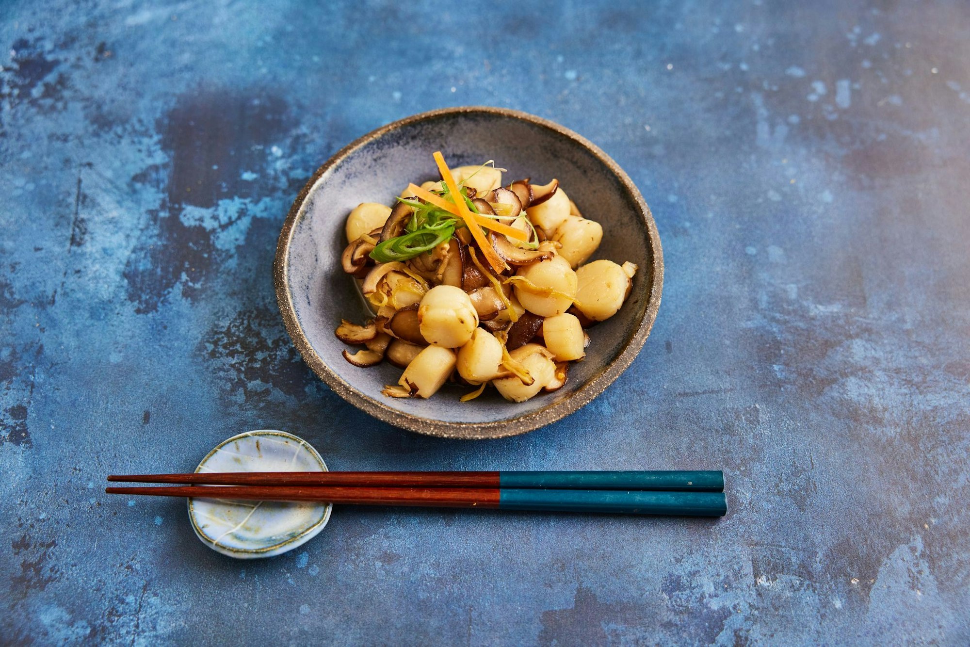 Jakobsmuscheln und Shiitake-Pilze vereinen sich zu einem feinen und aromatischen Gericht.