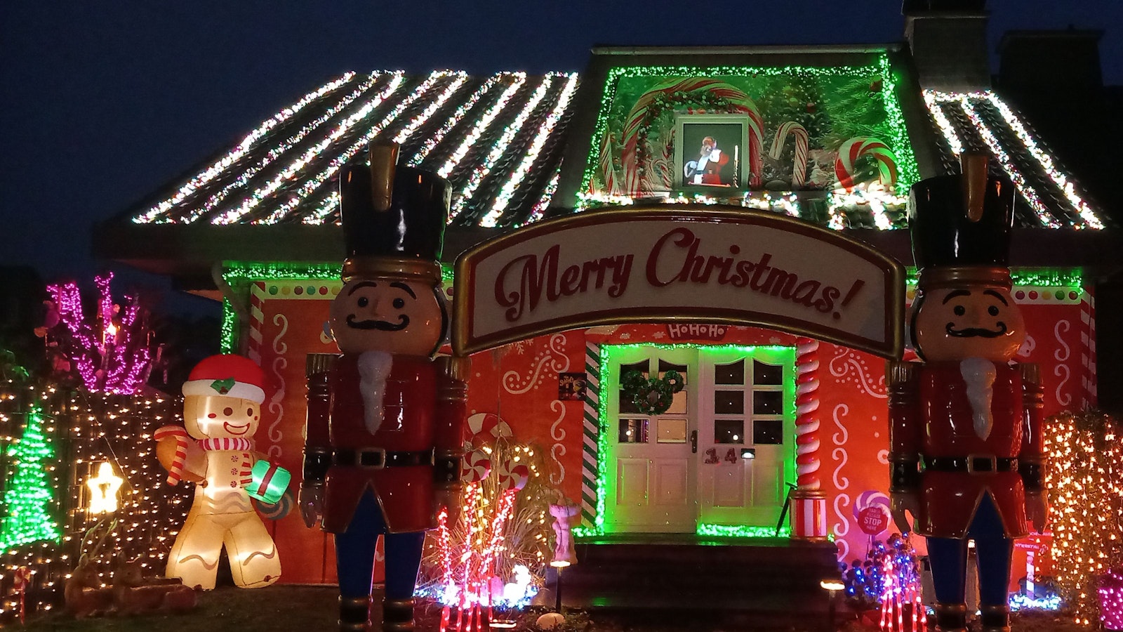 Das Weihnachtshaus in Odendorf leuchtet.