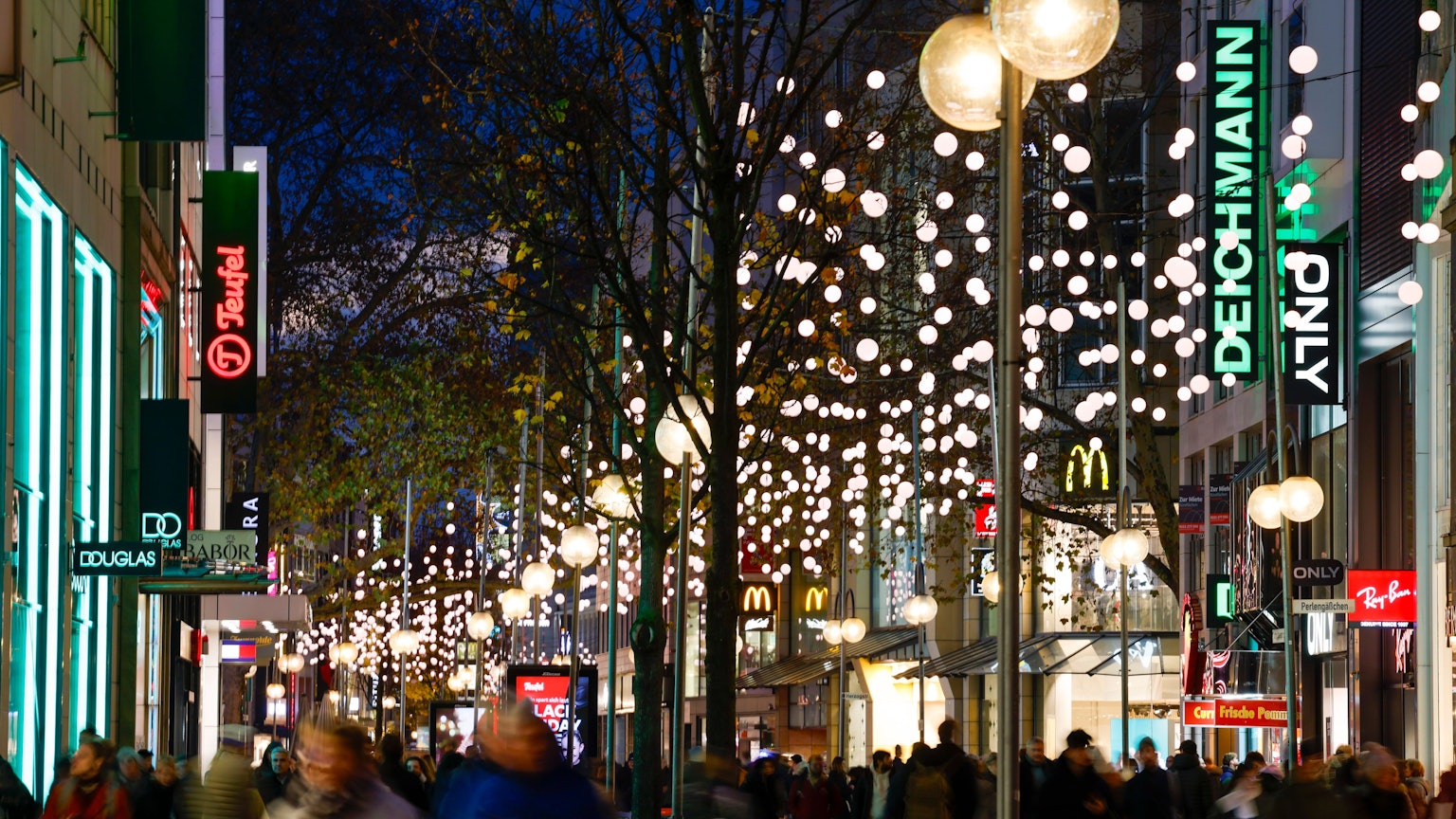Die Schildergasse leuchtet vorweihnachtlich. Ebenfalls illuminiert: Die Stores bekannter Marken.