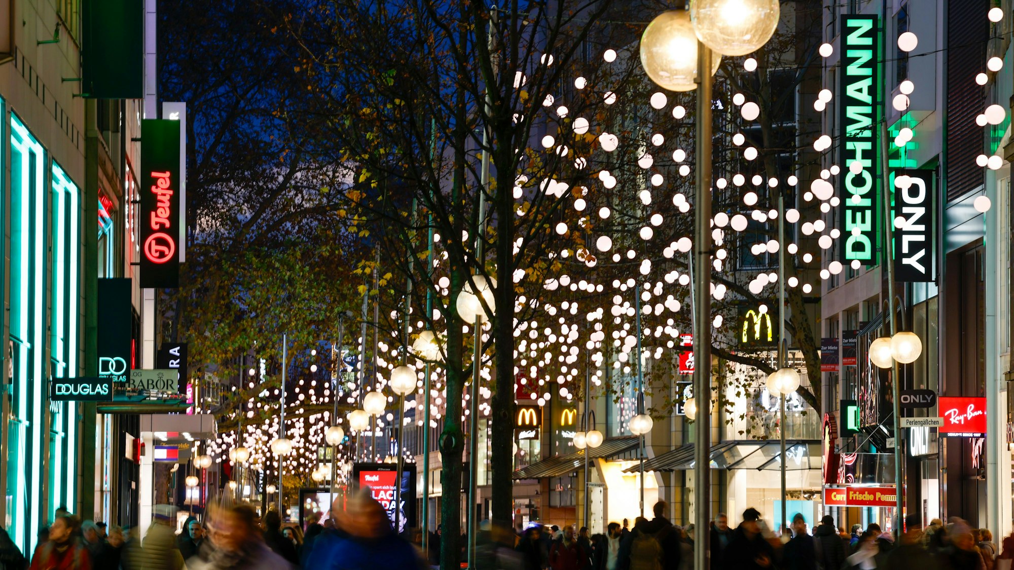 Die Schildergasse leuchtet vorweihnachtlich. Ebenfalls illuminiert: Die Stores bekannter Marken.
