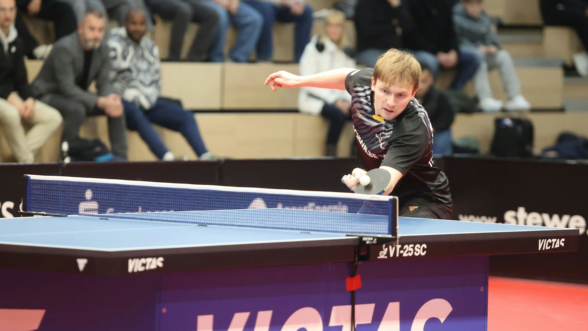 Benedikt Duda spielt einen Ball zurück.