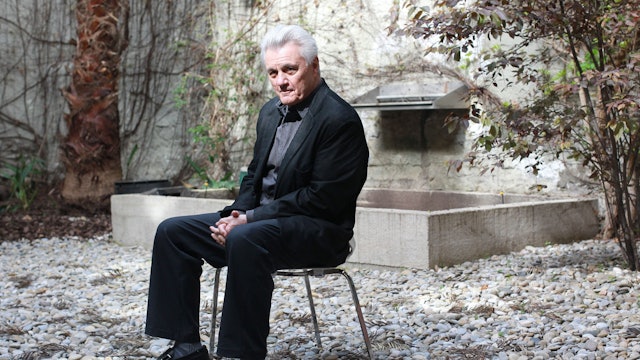 US-Schriftsteller John Irving sitzt bei der Präsentation seines Romans „In einer Person“ im Garten.