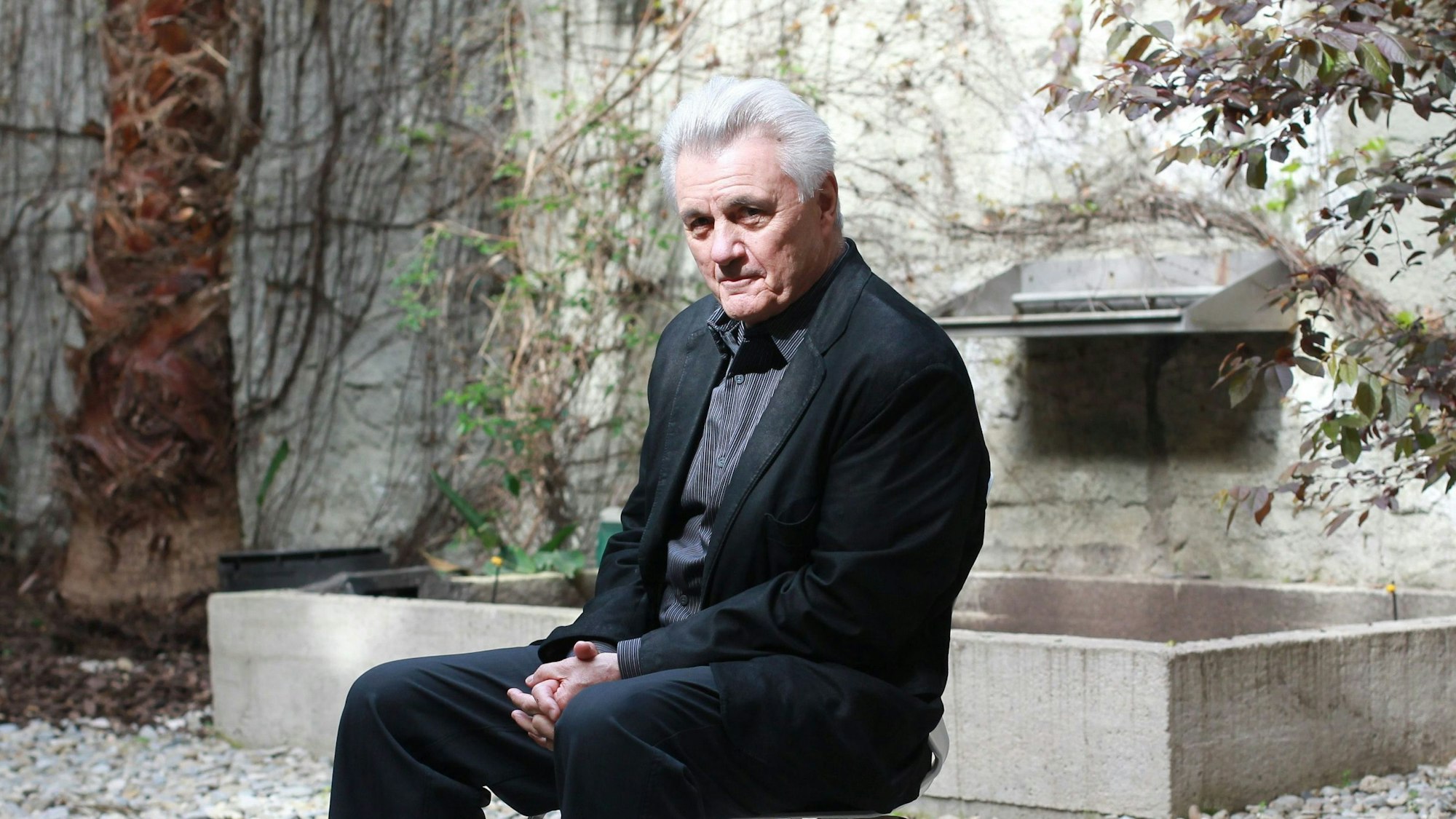 US-Schriftsteller John Irving sitzt bei der Präsentation seines Romans „In einer Person“ im Garten.