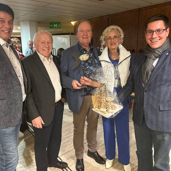 Edgar Bastian (M.) hört als Geschäftsführer der Wirtschaftsförderung in Sankt Augustin auf. Diese Verwaltungschefs begleiteten ihn (von links): Ex-Bürgermeister Klaus Schumacher, Ex-Stadtdirektor Dr. Walter Quasten, Ex-Bürgermeisterin Anke Riefers, Bürgermeister Dr. Max Leitterstorf