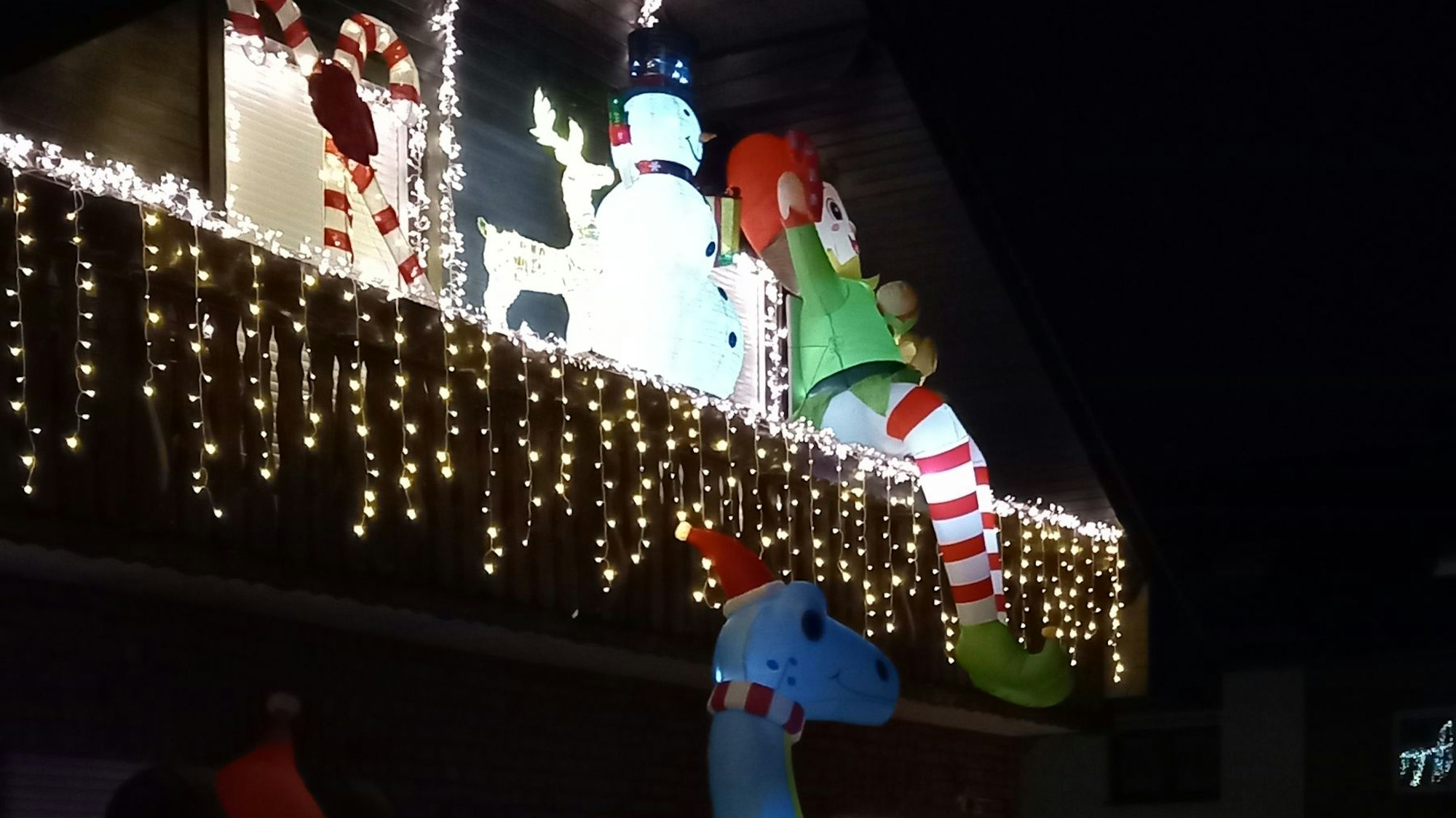 Der Elf lässt vom Balkon die geringelten Socken baumeln.