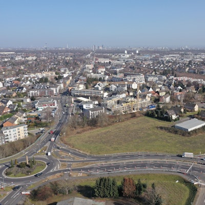 Das Luftbild zeigt den Zubringer vom Hürther Bogen zur Ortsumgehung Hermülheim (B26n), der in Peremaschljany-Straße umbenannt wird.