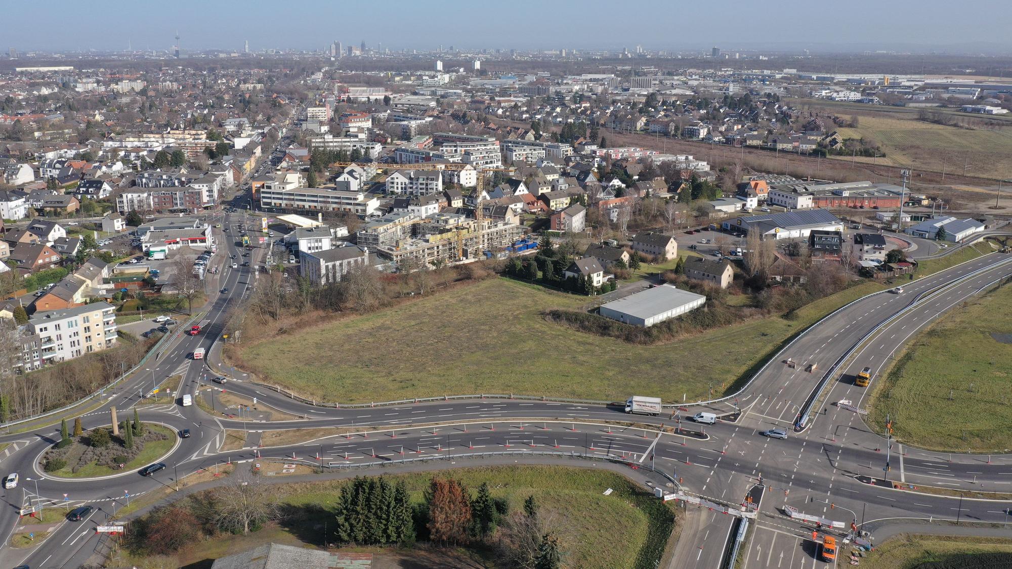 Das Luftbild zeigt den Zubringer vom Hürther Bogen zur Ortsumgehung Hermülheim (B26n), der in Peremaschljany-Straße umbenannt wird.