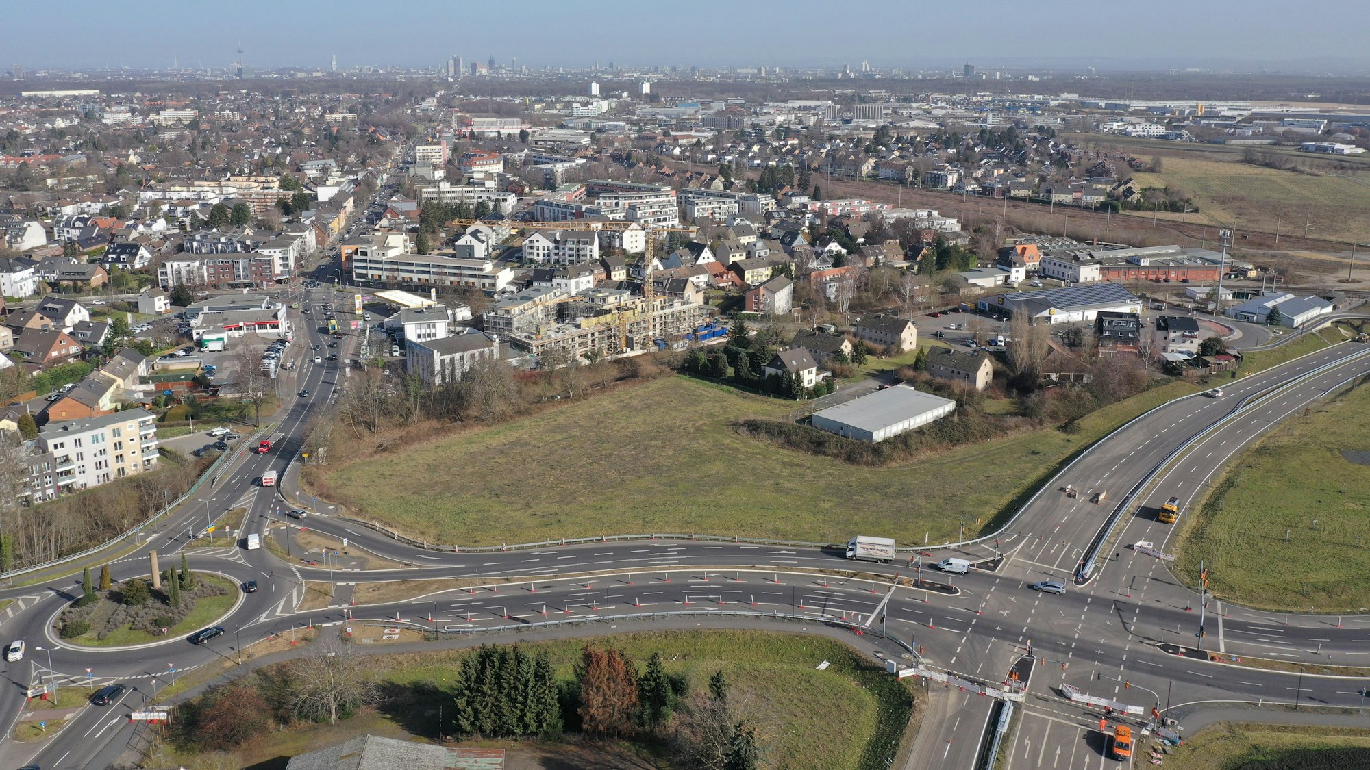 Das Luftbild zeigt den Zubringer vom Hürther Bogen zur Ortsumgehung Hermülheim (B26n), der in Peremaschljany-Straße umbenannt wird.