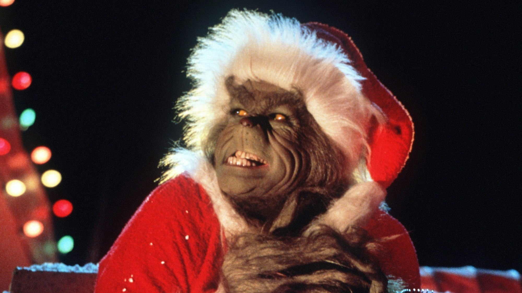Der Grinch trägt ein Weihnachtsmannkostüm.