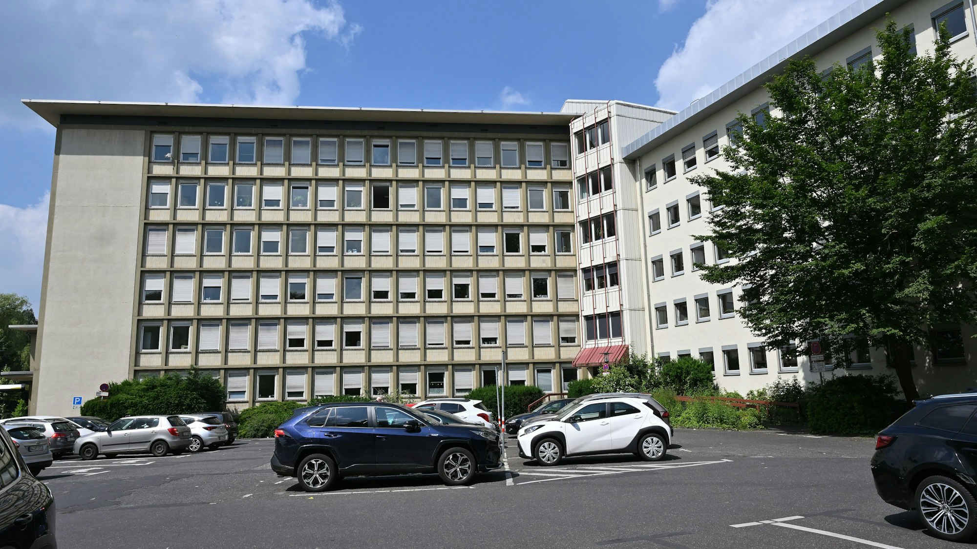 Zwei siebenstöckige Gebäuderiegel sind abgebildet.