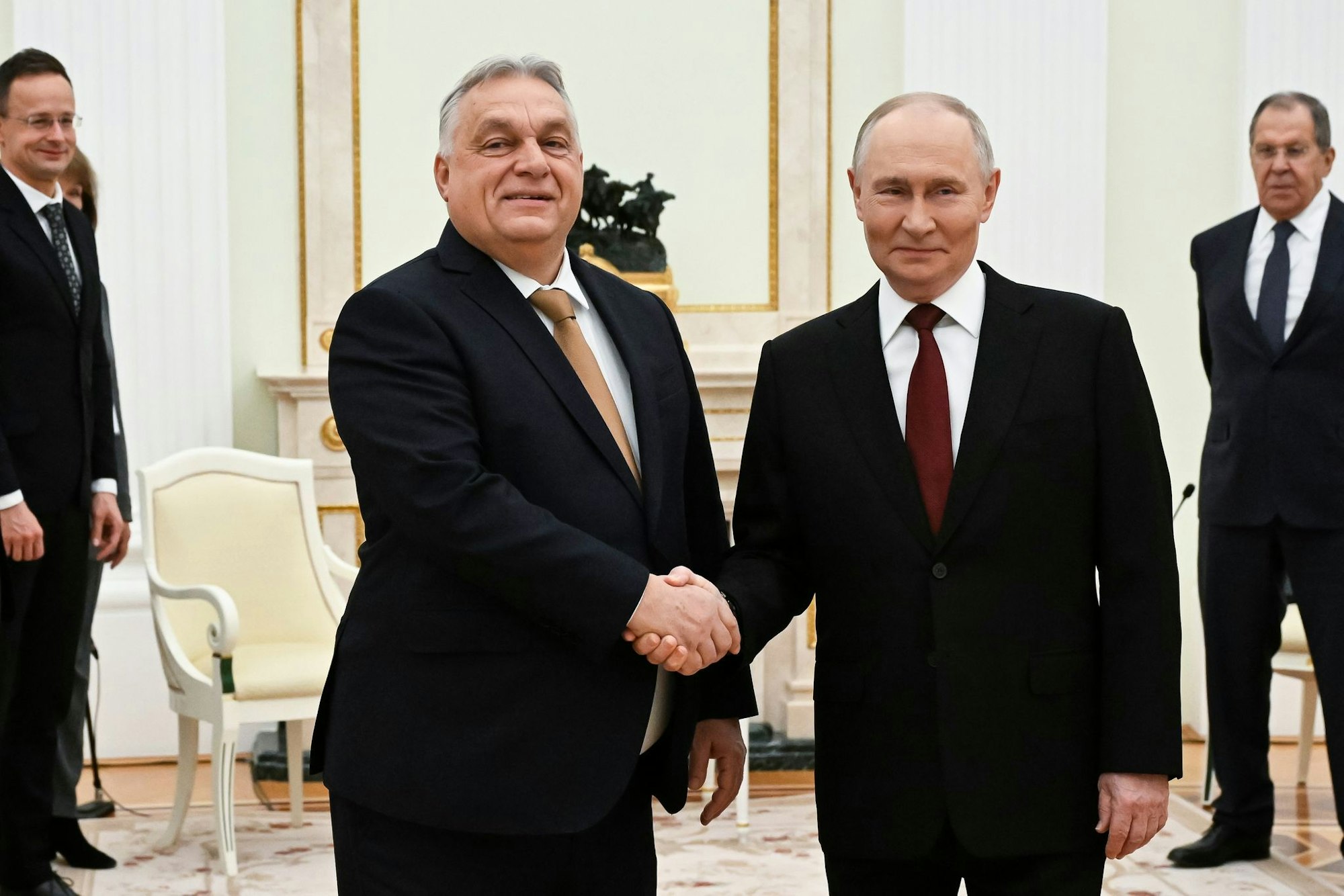 Kremlchef Wladimir Putin (r) und der ungarische Ministerpräsident Viktor Orban sprechen im Kreml über einen möglichen Gipfel in Budapest mit US-Präsident Donald Trump.