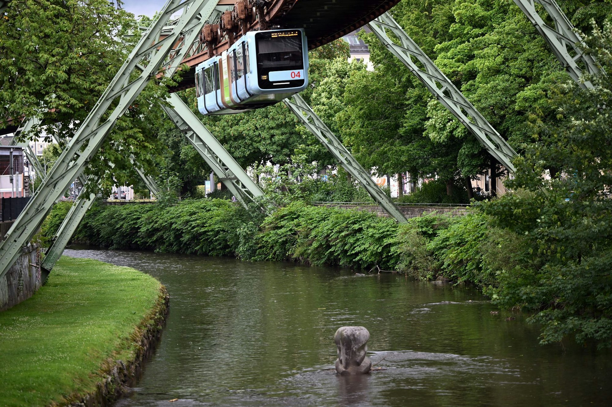 Eine Skulptur in der Wupper erinnert an den Sturz der Elefantendame Tuffi. (Archivbild)