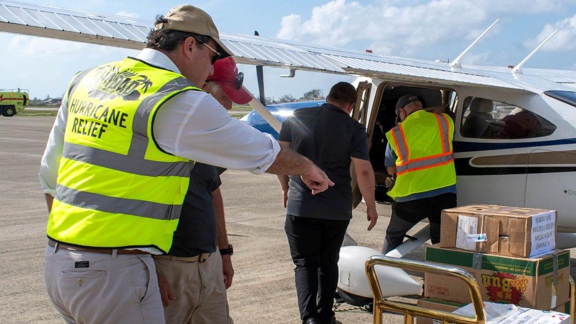 Hilfsgüter werden in ein kleines Flugzeug verladen.