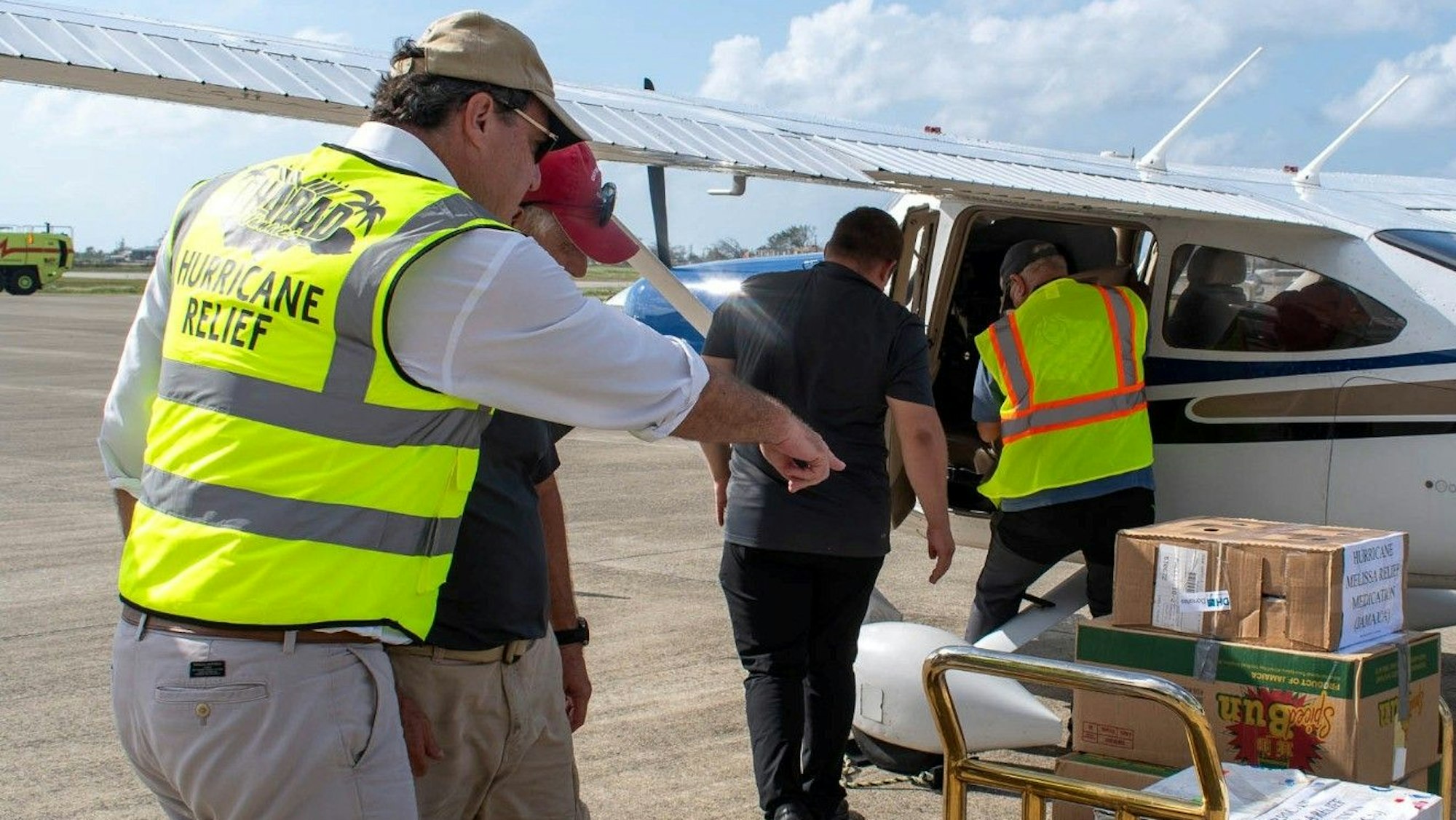 Hilfsgüter werden in ein kleines Flugzeug verladen.