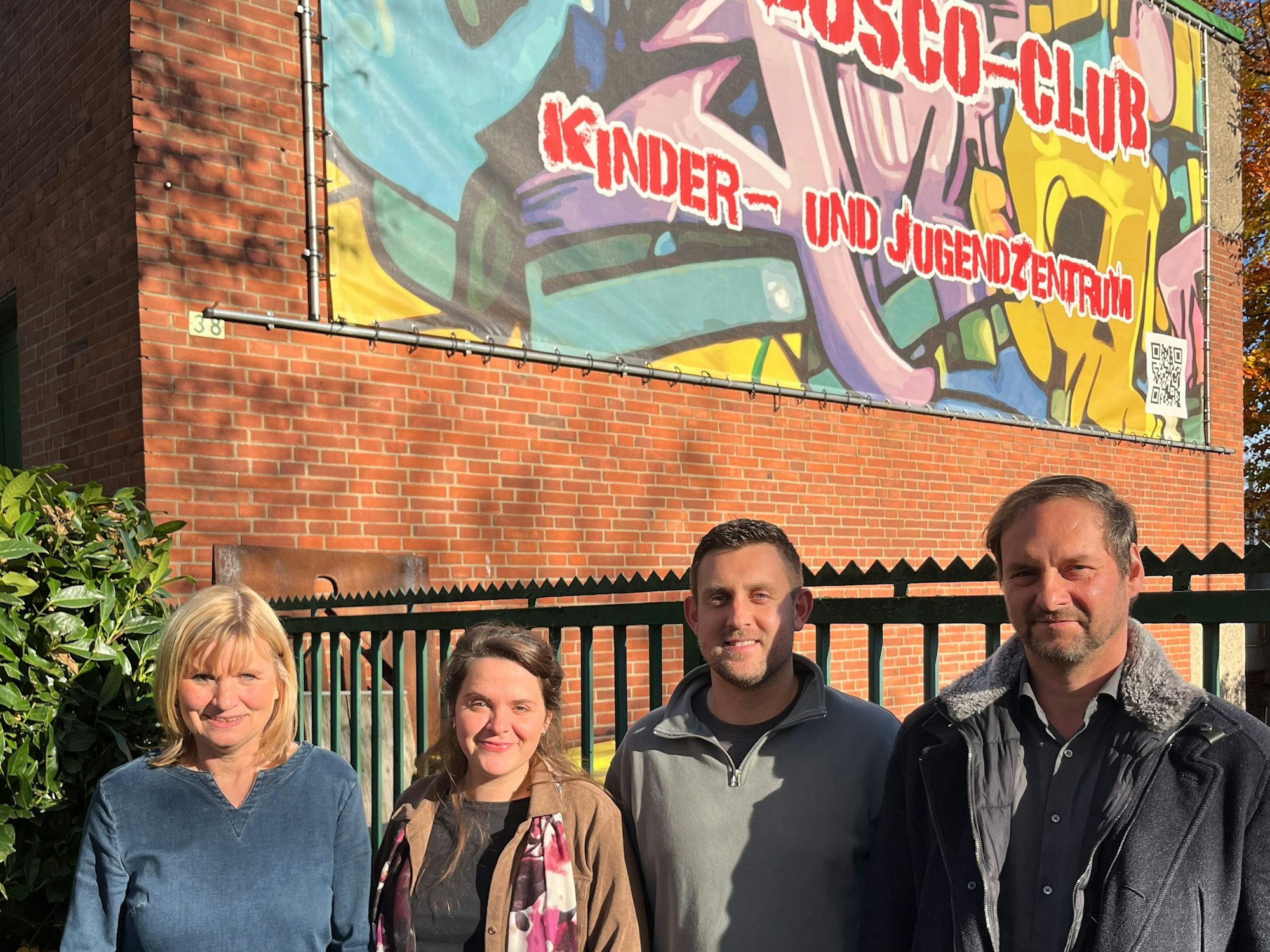 Am Tor des Don Bosco Clubs: Jutta Gumprich-Kästel (Verwaltung) Magdalena Keil, Yannick Bonitz und Florian Bethe (v.l.).