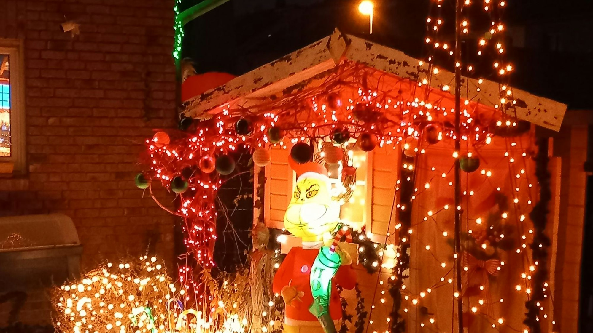 Der Grinch hat seinen Platz an der Gartenbude.