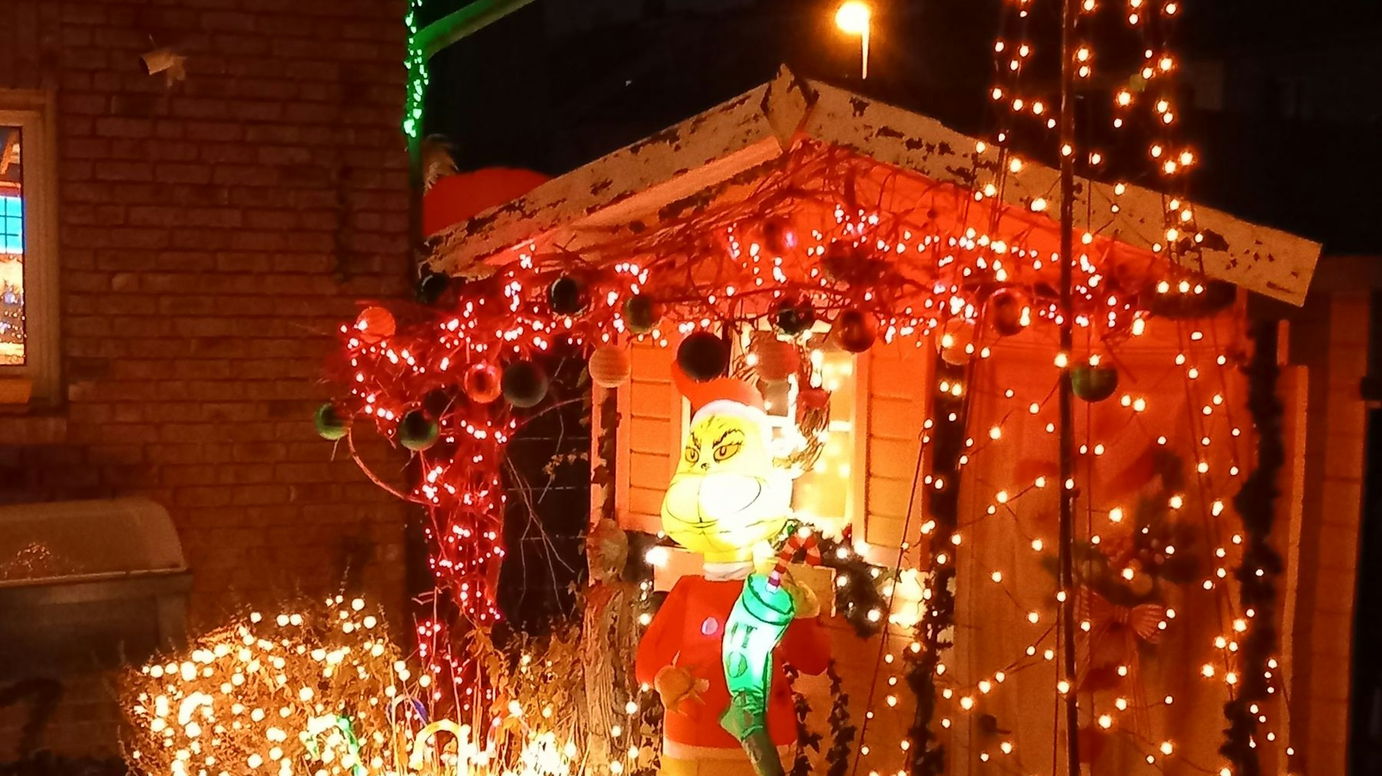 Der Grinch hat seinen Platz an der Gartenbude.