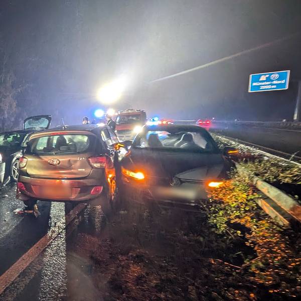 Blick auf die Unfallstelle auf der Autobahn 1 in Nordrhein-Westfalen.