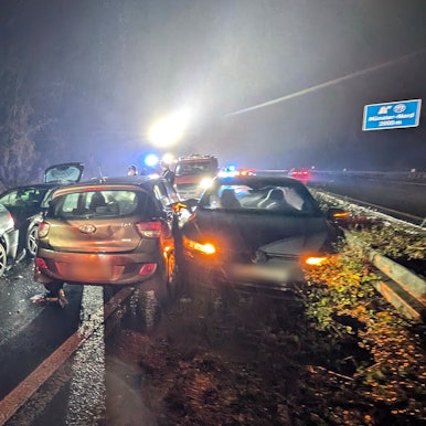 Blick auf die Unfallstelle auf der Autobahn 1 in Nordrhein-Westfalen.