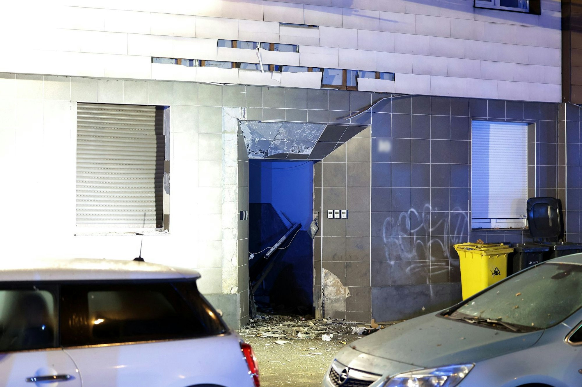 Ermittler finden Hinweise auf einen Sprengsatz.