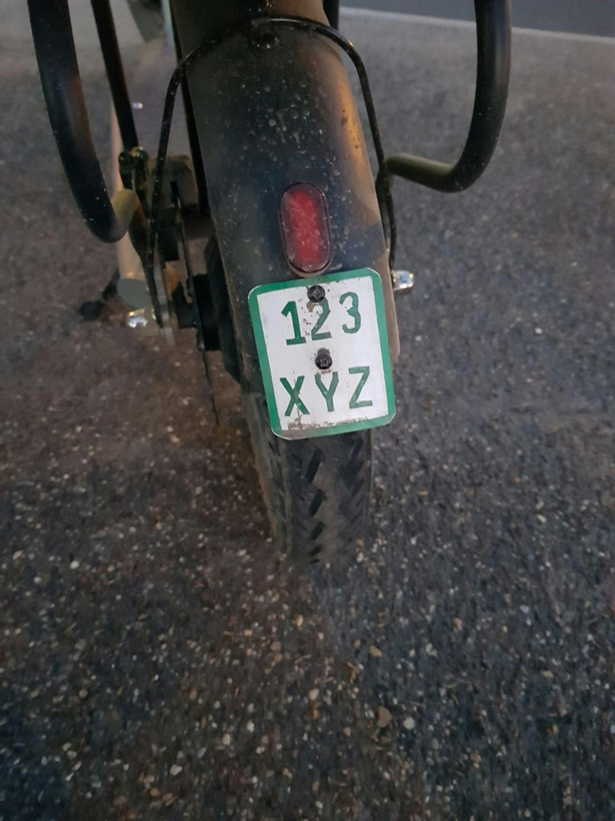 123 XYZ - ein so einfallslos gefälschtes Kennzeichen kam der Polizei verdächtig vor. (Archivbild)