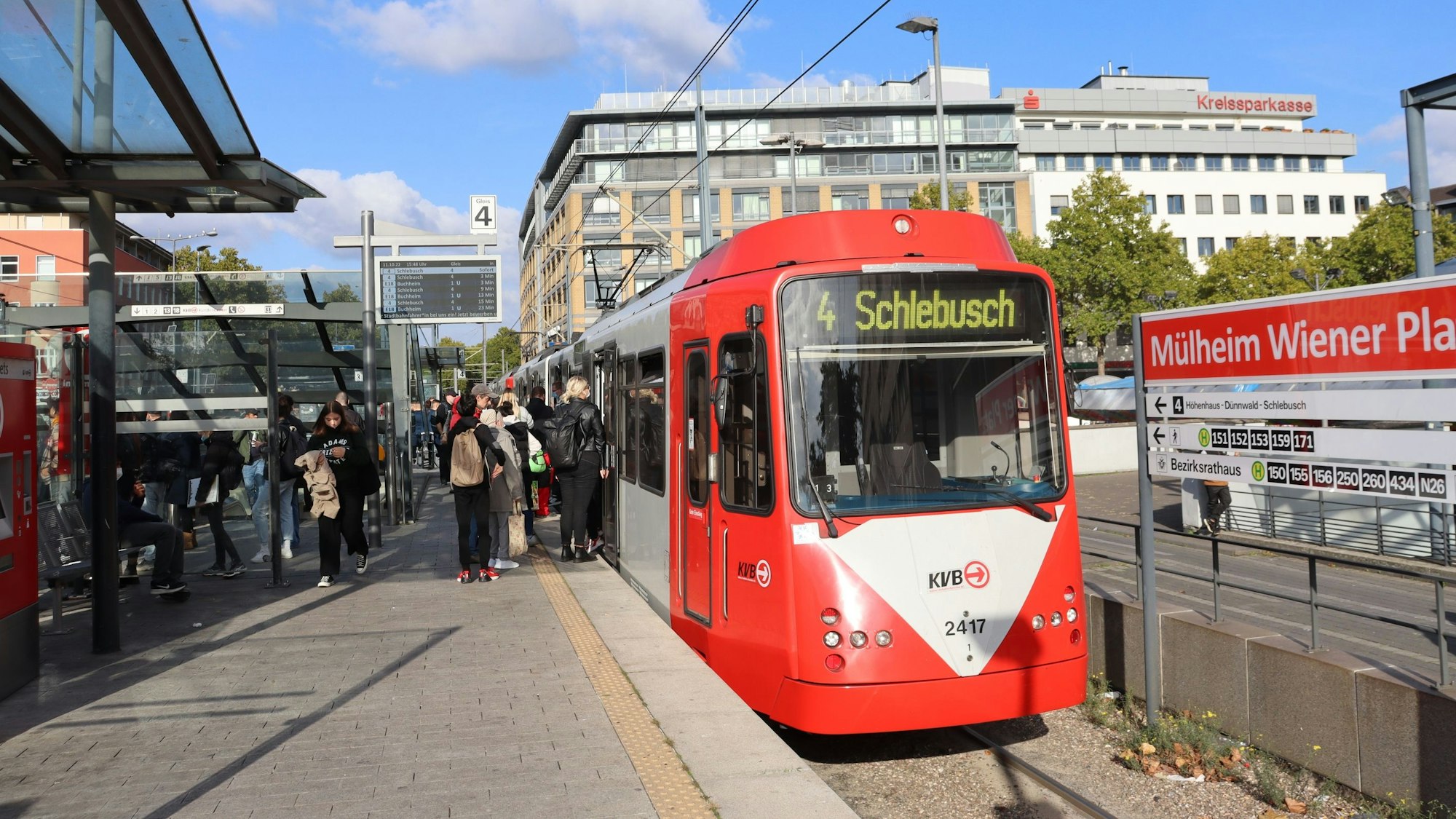 Die Stadtbahnlinie 4 an der Haltestelle Mülheim Wiener Platz