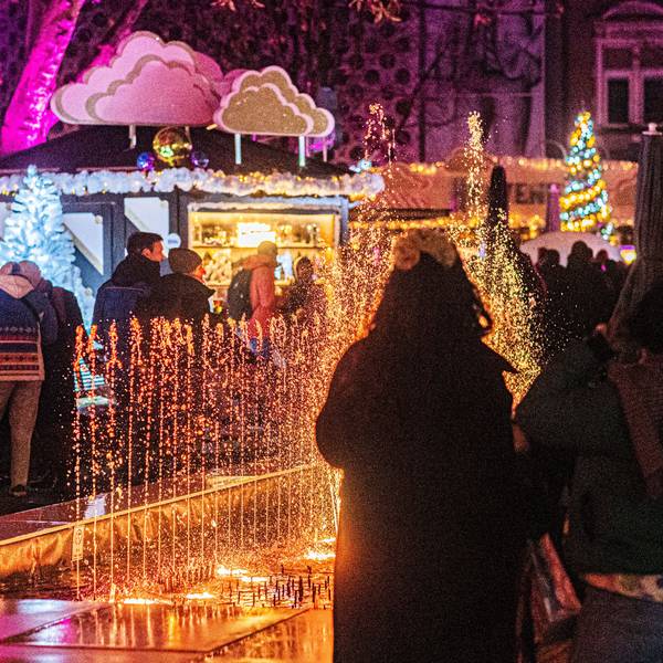 Ein beleuchteter Springbrunnen gehört zu den Attraktionen auf dem Weihnachtsmarkt „Heavenue“ am Friesenplatz.