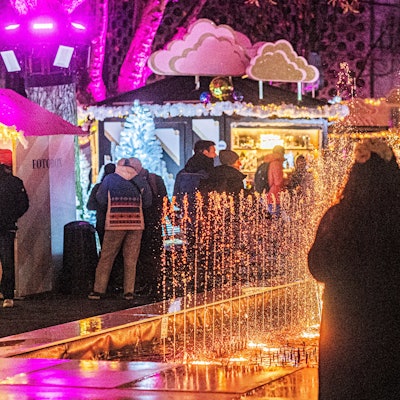 Ein beleuchteter Springbrunnen gehört zu den Attraktionen auf dem Weihnachtsmarkt „Heavenue“ am Friesenplatz.