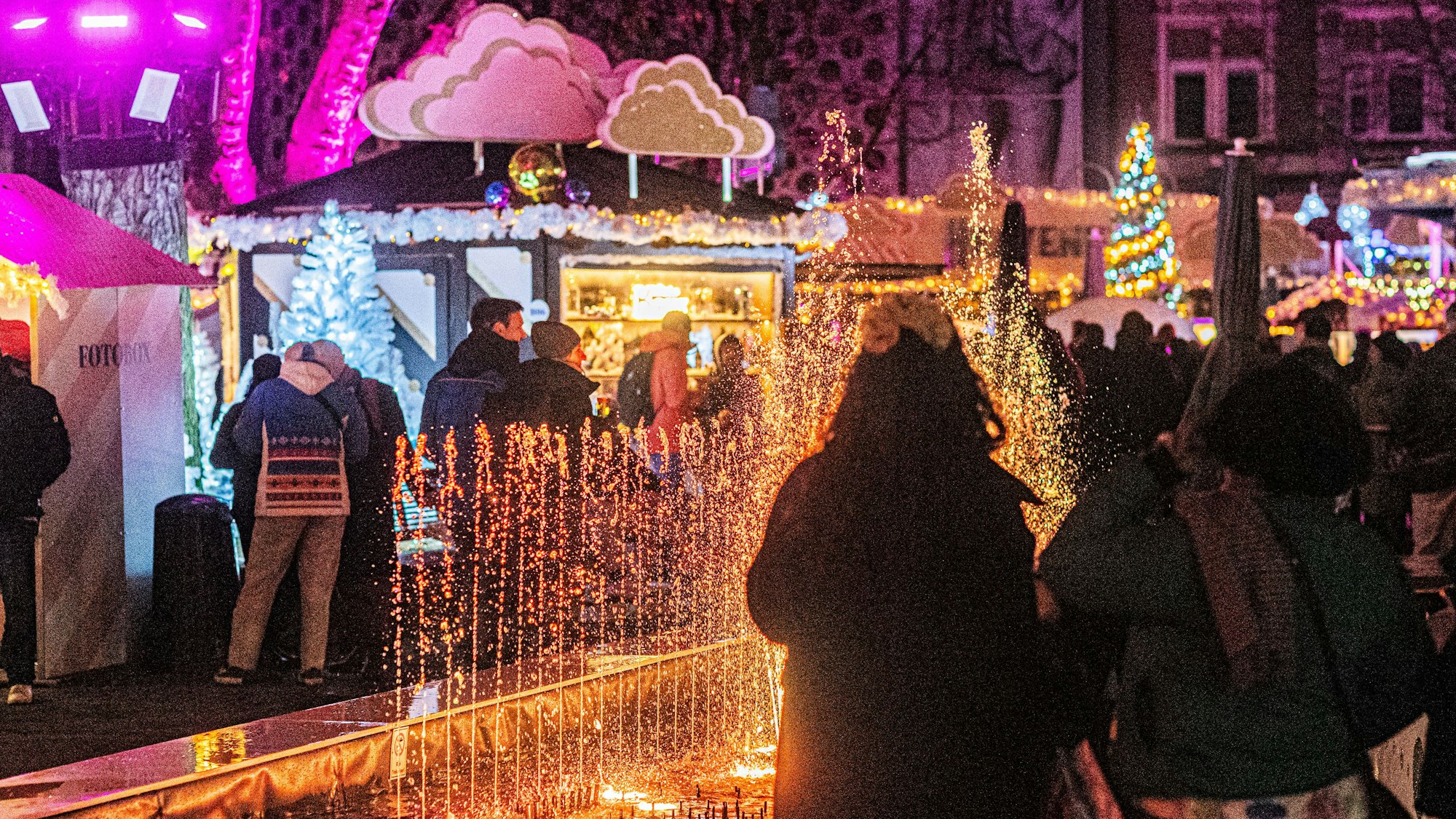 Ein beleuchteter Springbrunnen gehört zu den Attraktionen auf dem Weihnachtsmarkt „Heavenue“ am Friesenplatz.