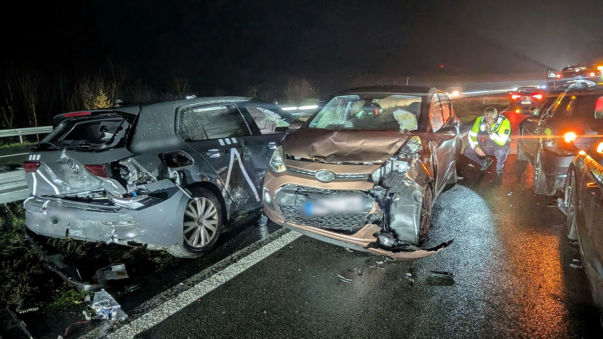 Im dichten Verkehr sind auf der Autobahn 1 bei Münster zahlreiche Fahrzeuge in Auffahrunfälle verwickelt worden.