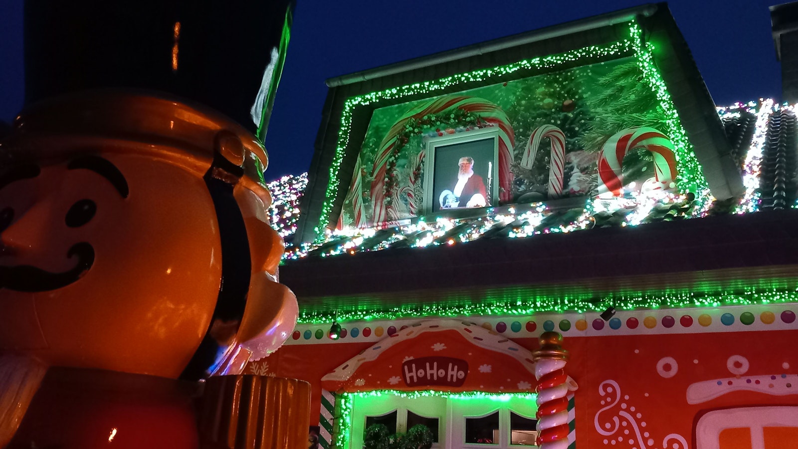 Das Weihnachtshaus in Odendorf hat an der Gaube mit der Übertragung vom Nordpol eine maßgeschneiderte Stoffkulisse mit Zuckerstangenmotiv erhalten.