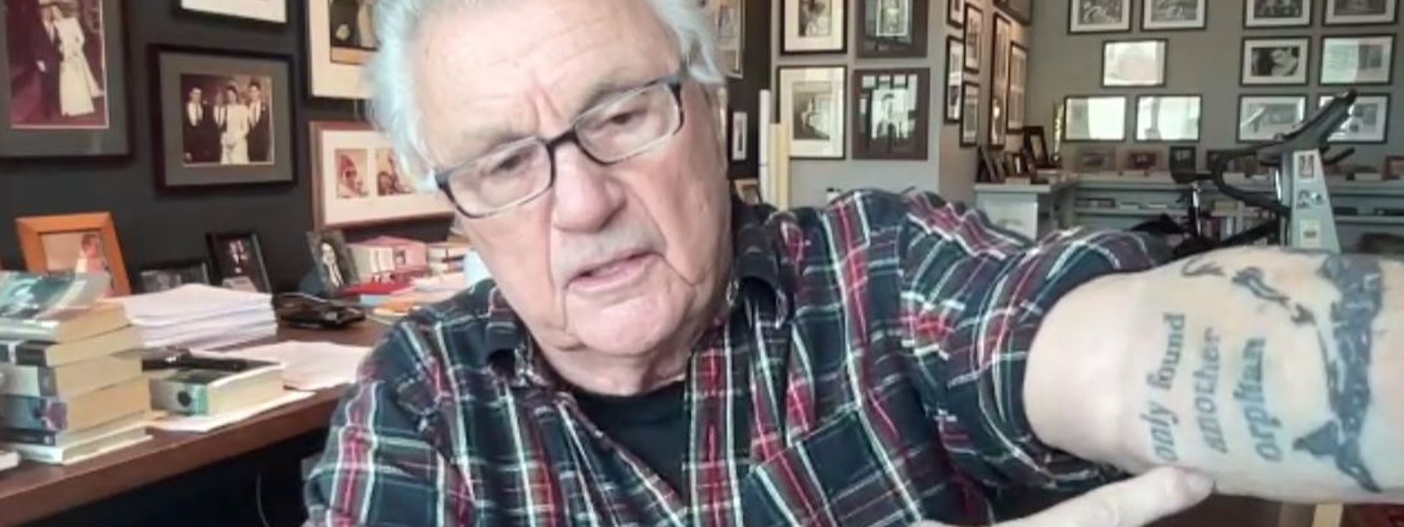 John Irving und sein Tattoo