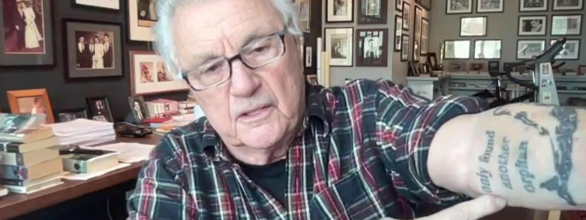 John Irving und sein Tattoo