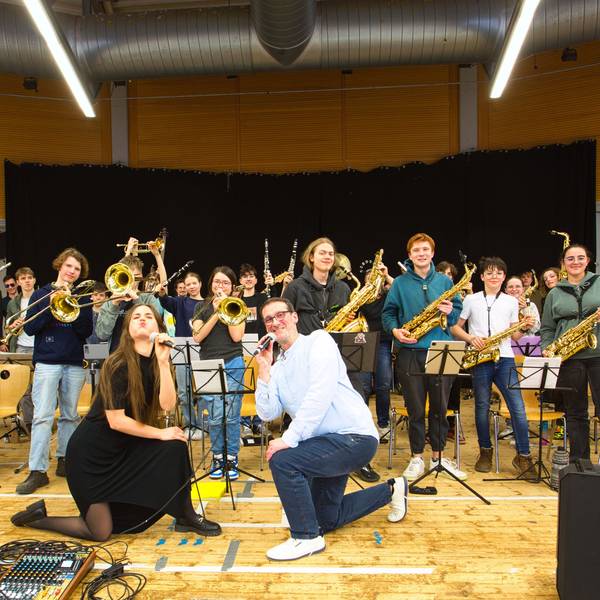 Zu sehen ist die Bigband der Musikschule La Musica bei der Probe.