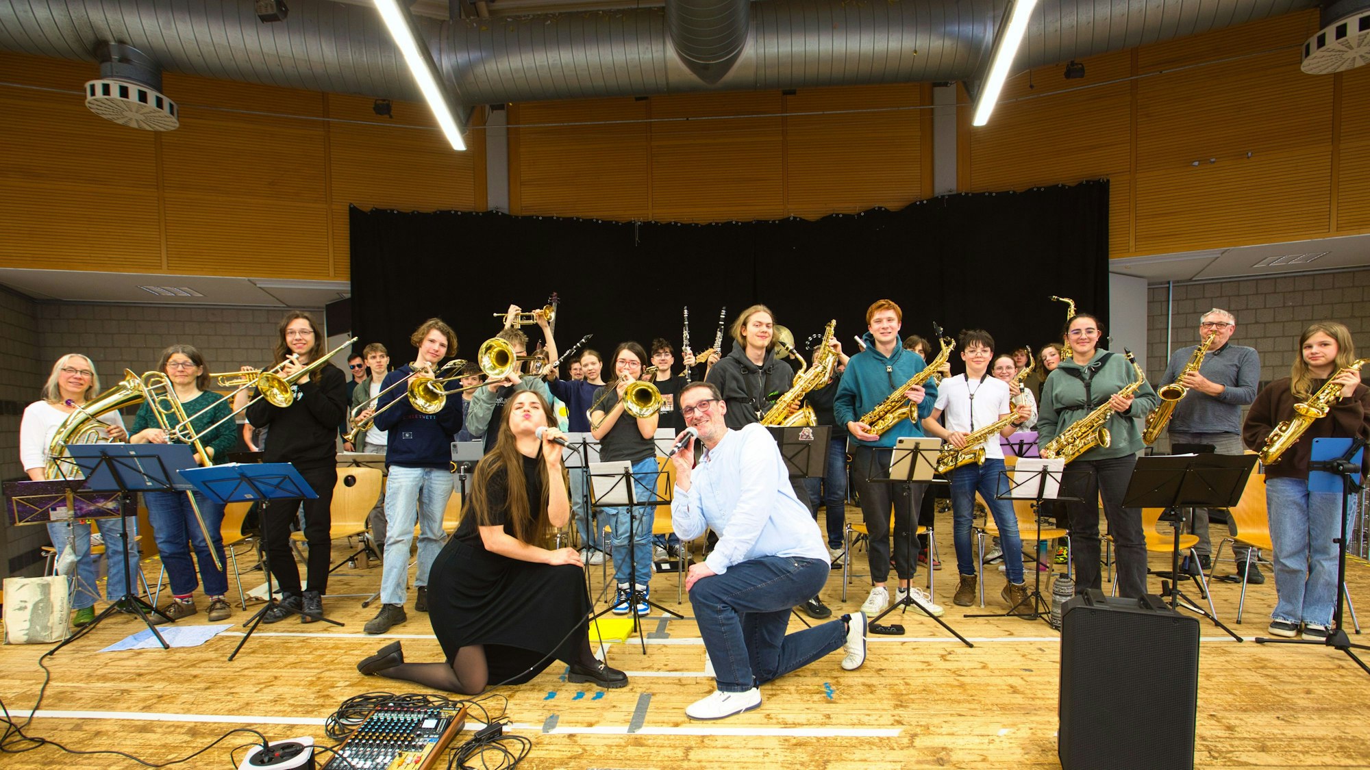 Zu sehen ist die Bigband der Musikschule La Musica bei der Probe.