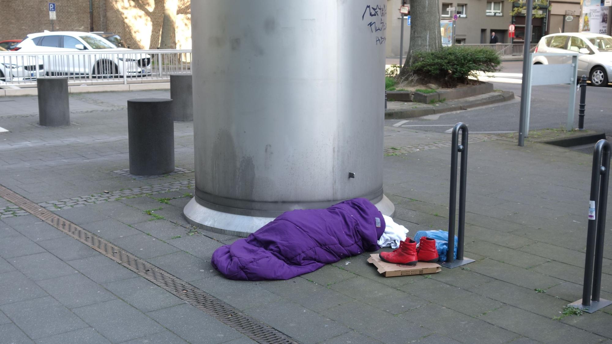 Überall in der Stadt leben Menschen ohne ein Dach über dem Kopf.