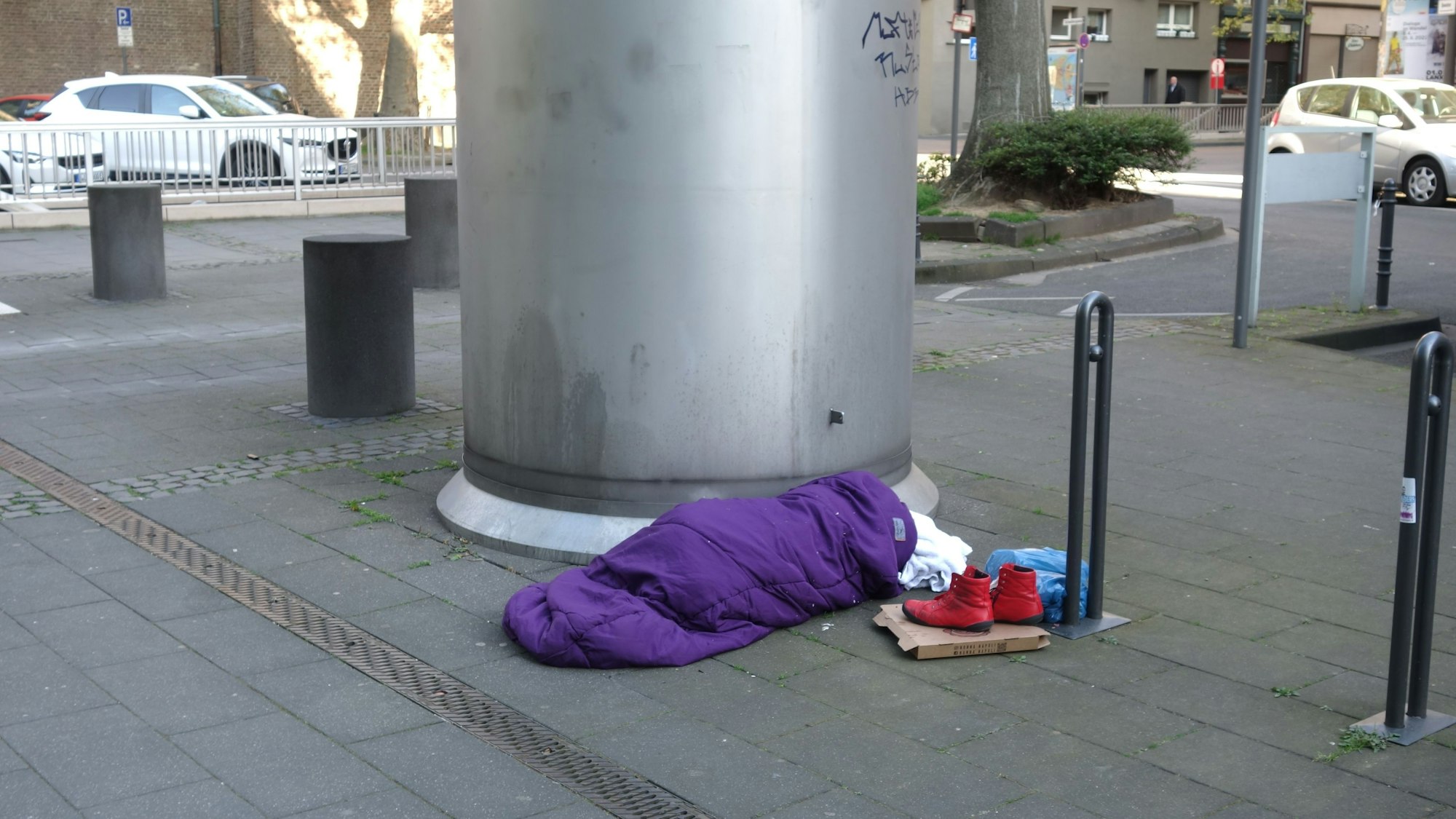 Überall in der Stadt leben Menschen ohne ein Dach über dem Kopf.