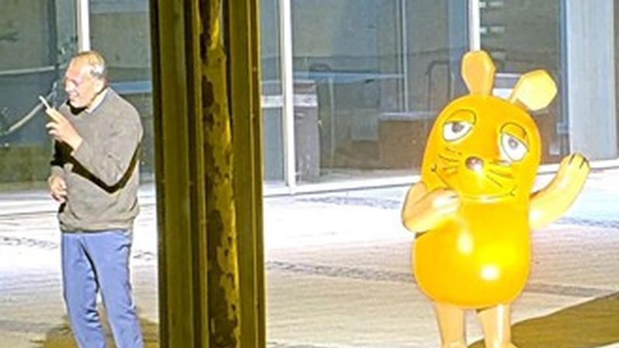 Der unbekannte Tatverdächtige hielt sich insgesamt über eine Stunde am Tatort auf.