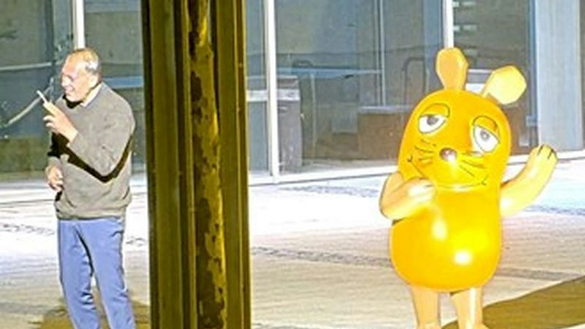 Der unbekannte Tatverdächtige hielt sich insgesamt über eine Stunde am Tatort auf.