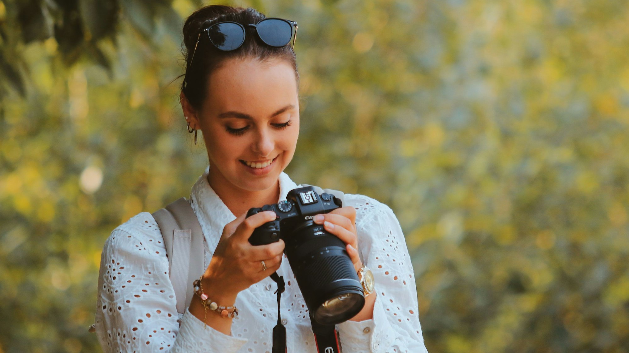 Die Fotografin an ihrer Kamera.