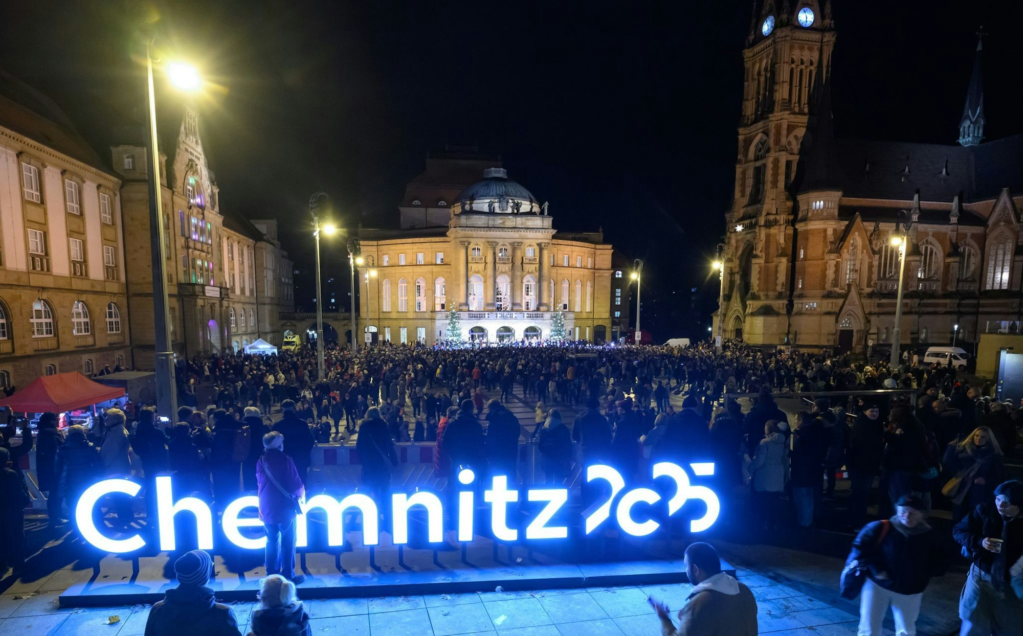 Zum Abschluss des Kulturhauptstadtjahres beteiligen sich Tausende Menschen auf dem Chemnitzer Theaterplatz am Weihnachtssingen.