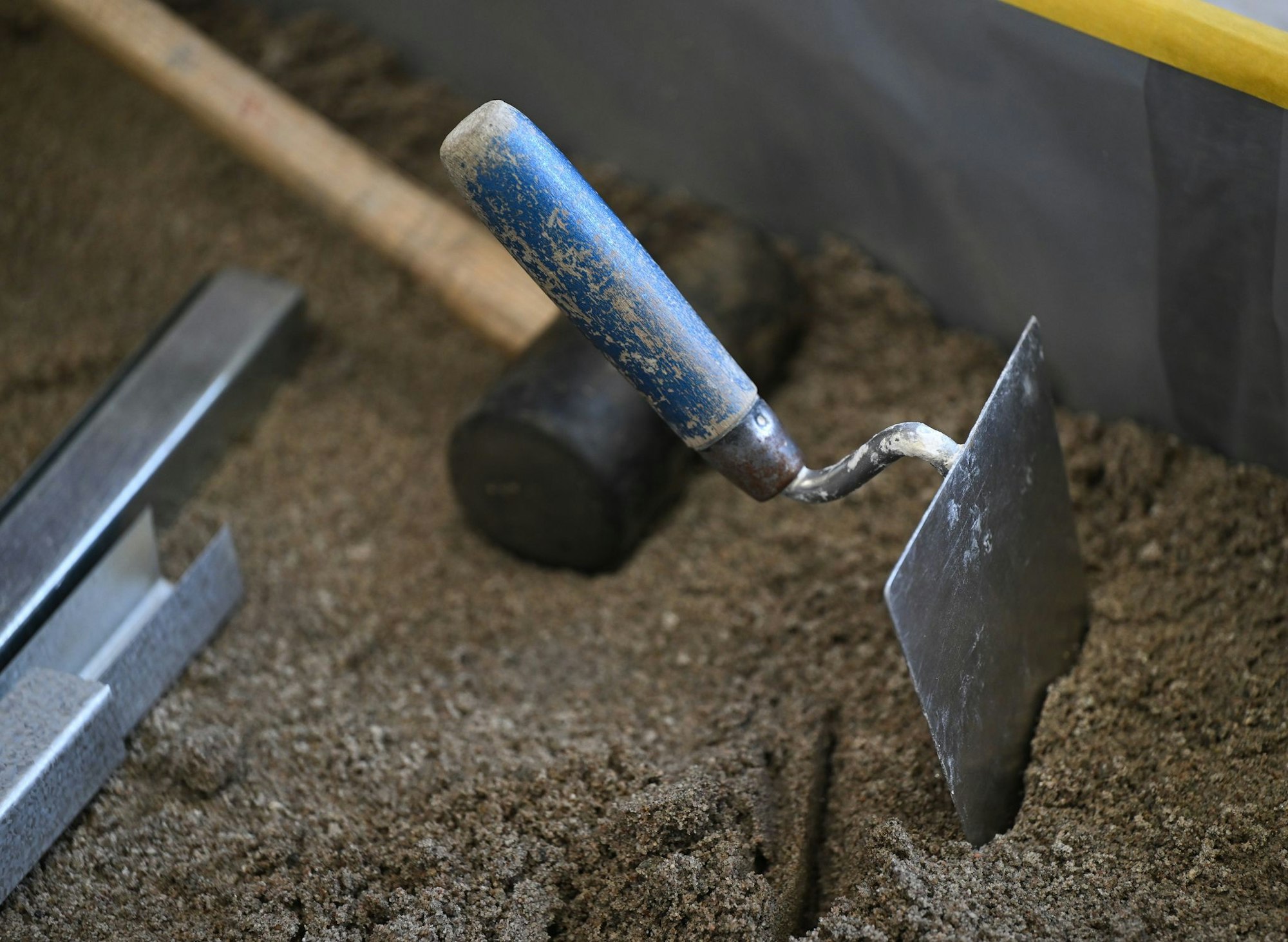 Die geplanten Milliardeninvestitionen des Staates in Infrastruktur wie Straßen und Schienen sowie in Verteidigung sollten im nächsten Jahr die Wirtschaft ankurbeln. (Symbolbild)