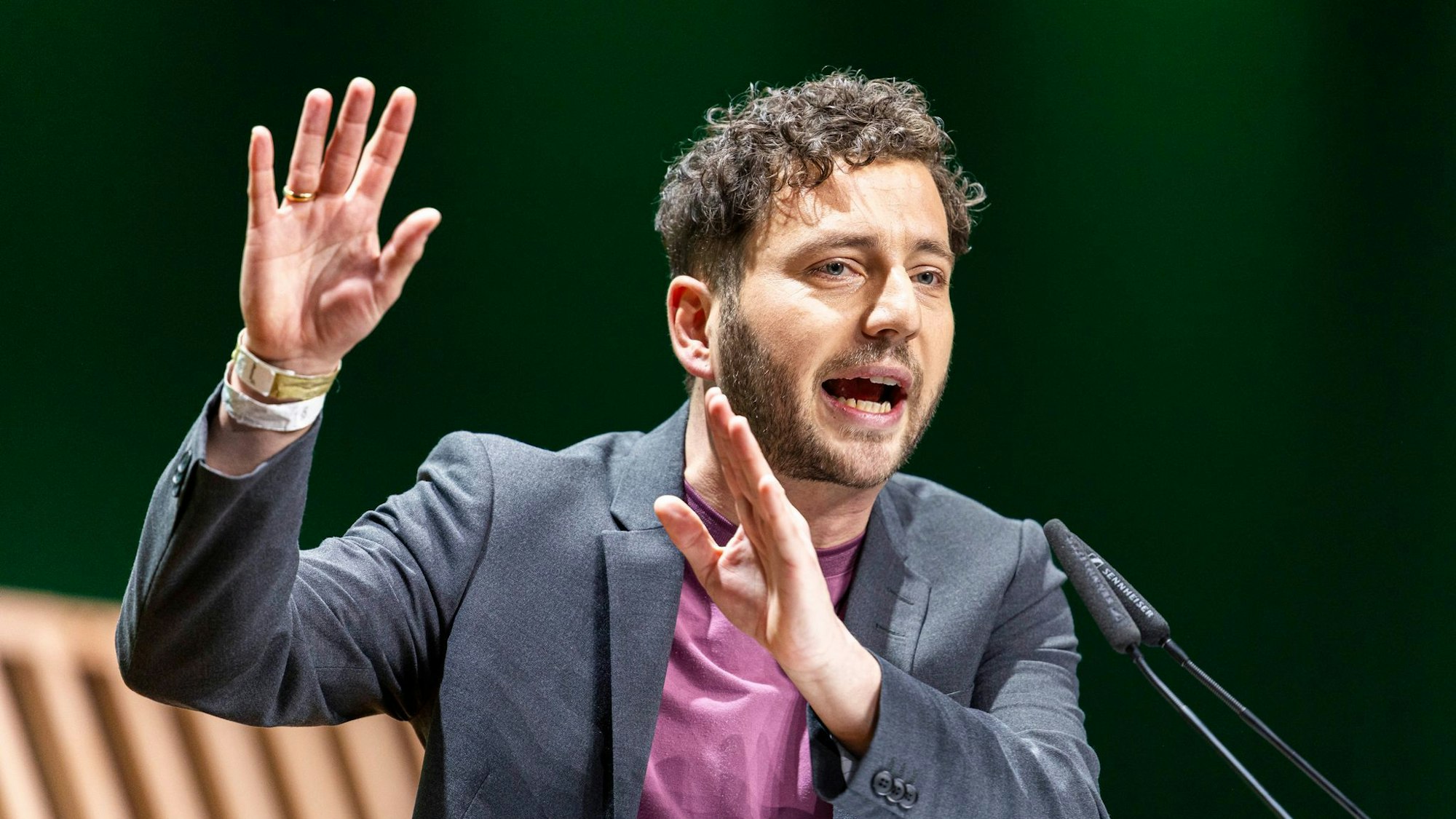 Für den Klimaschutz will der Grünen-Vorsitzende Felix Banaszak Wohlhabende zur Kasse bitten.