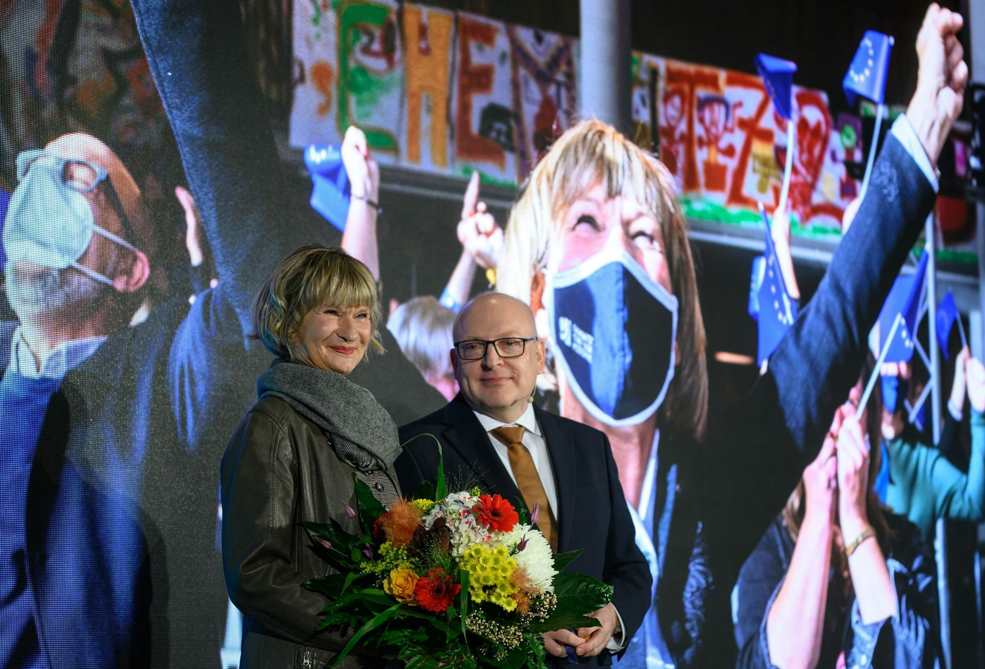 Standing Ovations für die Wegbereiterin: Der Chemnitzer Oberbürgermeister Sven Schulze (SPD) dankt beim Abschluss-Empfang seiner Amtsvorgängerin Barbara Ludwig (SPD).