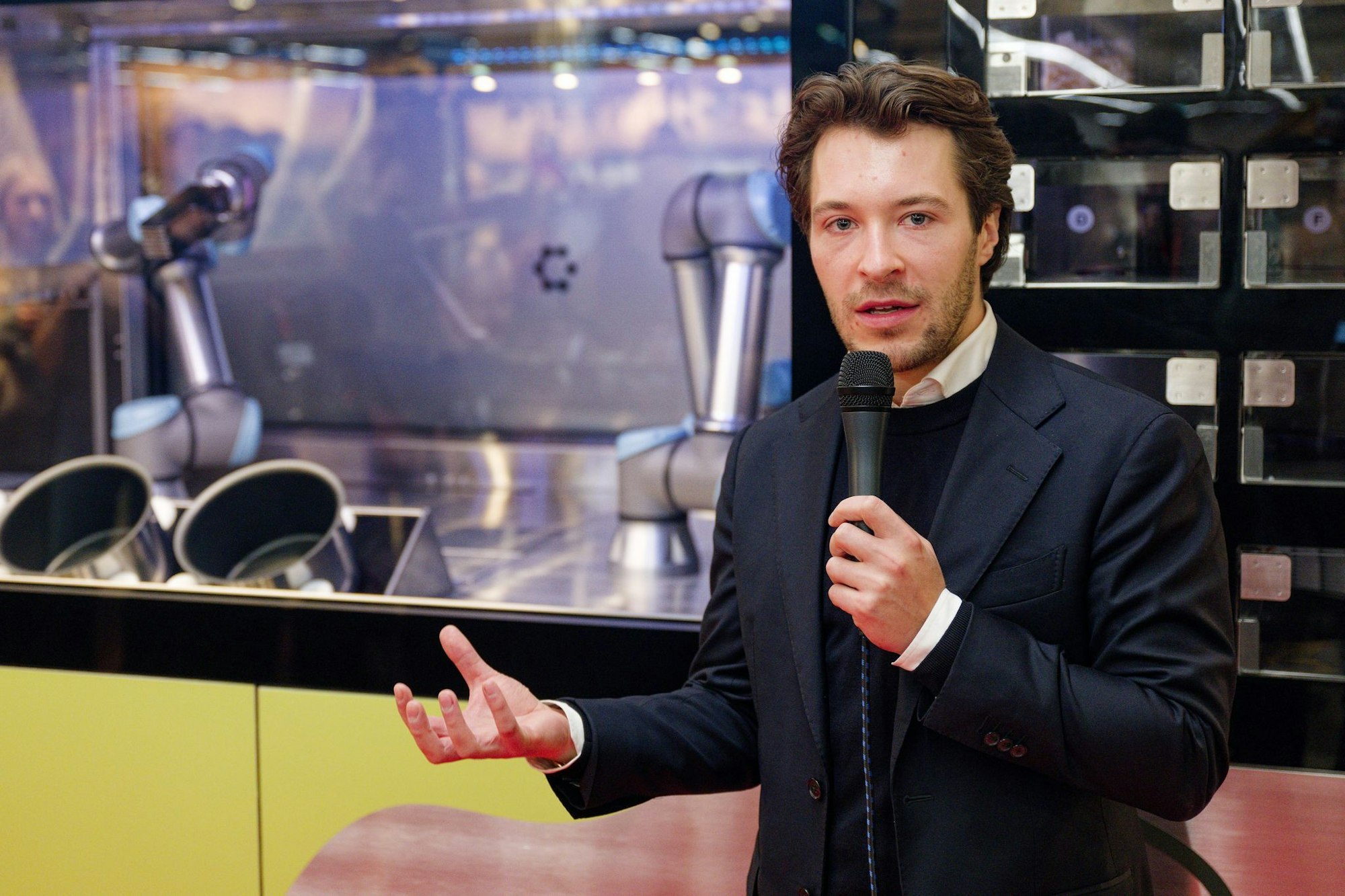 Circus-Gründer Bullwinkel spricht bei der Vorstellung des Kochroboters CA-1 in einem Rewe-Markt. (Archivbild)
