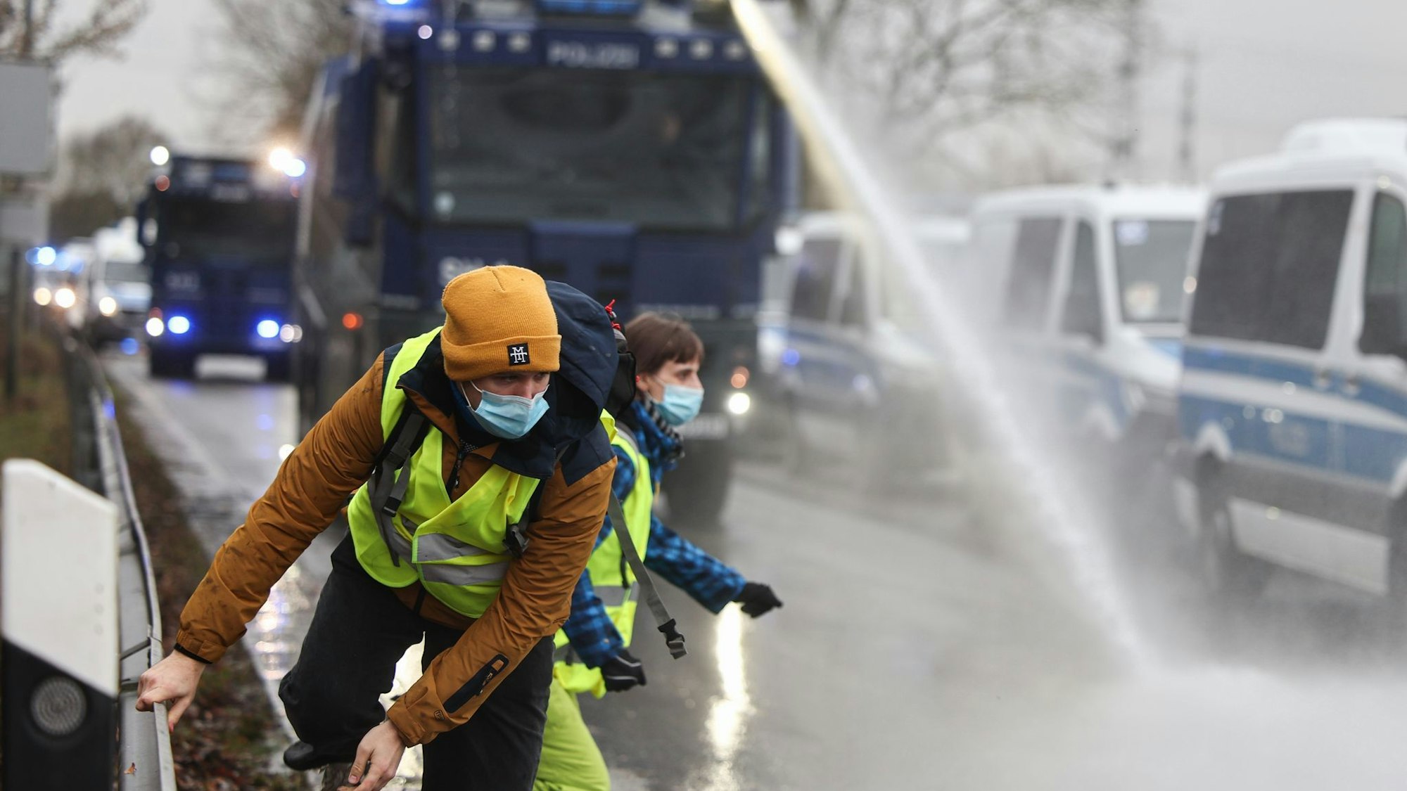 Viele AfDler kamen wegen Straßenblockaden erst spät zur Messe in Gießen. Die Polizei setzte Wasserwerfer ein, um Wege freizuräumen.