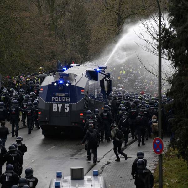 Die Polizei setzt am Samstag (29. November) in Gießen Wasserwerfer gegen Demonstranten ein. Hier findet der Gründungsparteitag der AfD-Jugendorganisation statt.