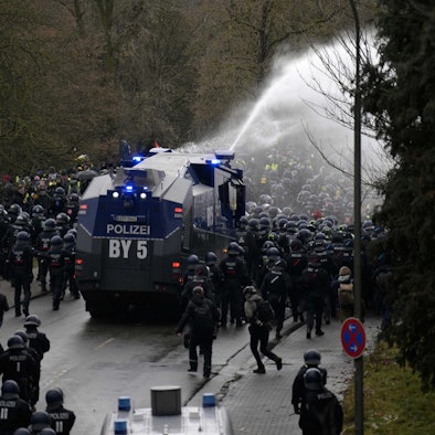 Die Polizei setzt am Samstag (29. November) in Gießen Wasserwerfer gegen Demonstranten ein. Hier findet der Gründungsparteitag der AfD-Jugendorganisation statt.