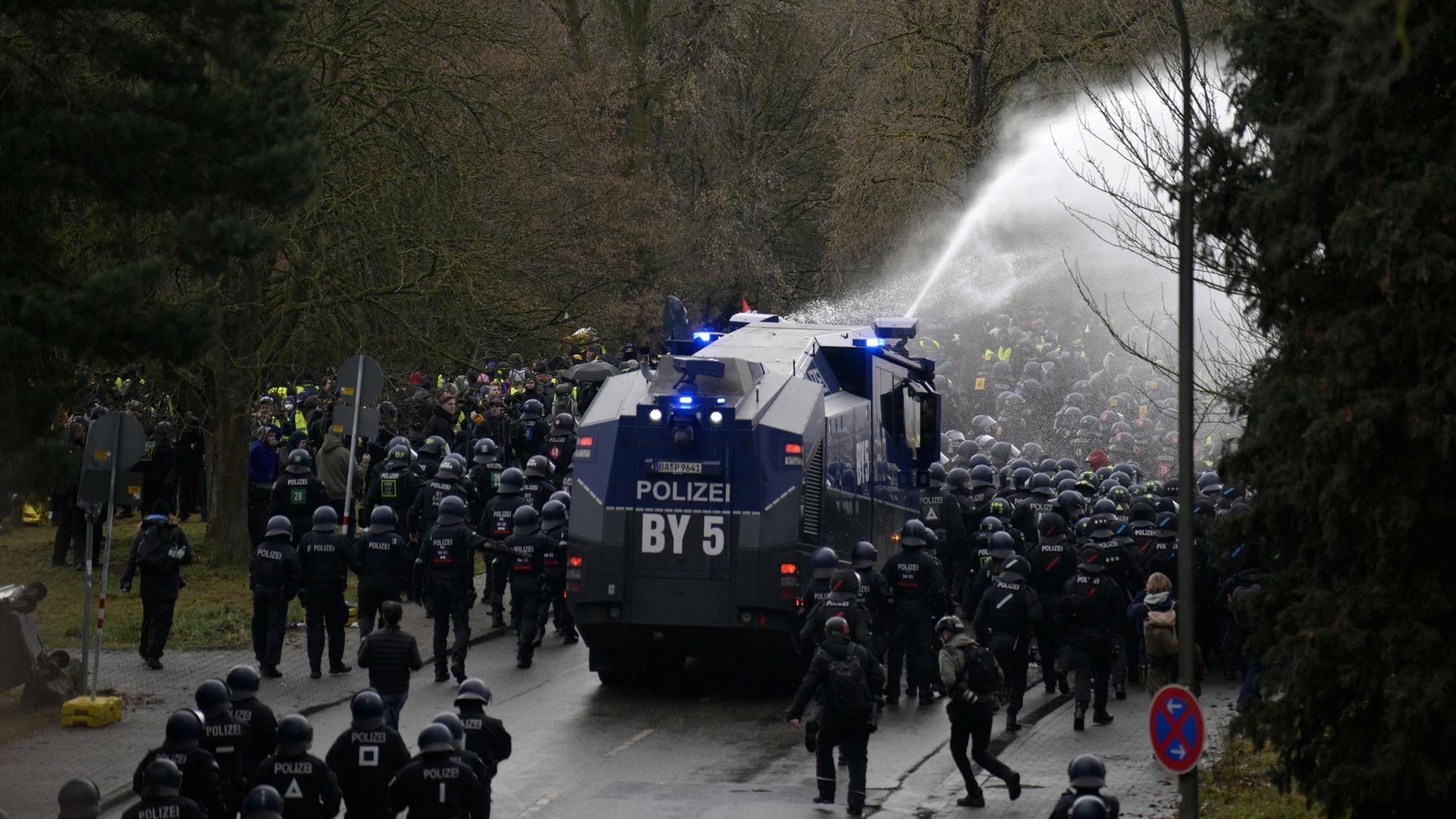 Die Polizei setzt am Samstag (29. November) in Gießen Wasserwerfer gegen Demonstranten ein. Hier findet der Gründungsparteitag der AfD-Jugendorganisation statt.
