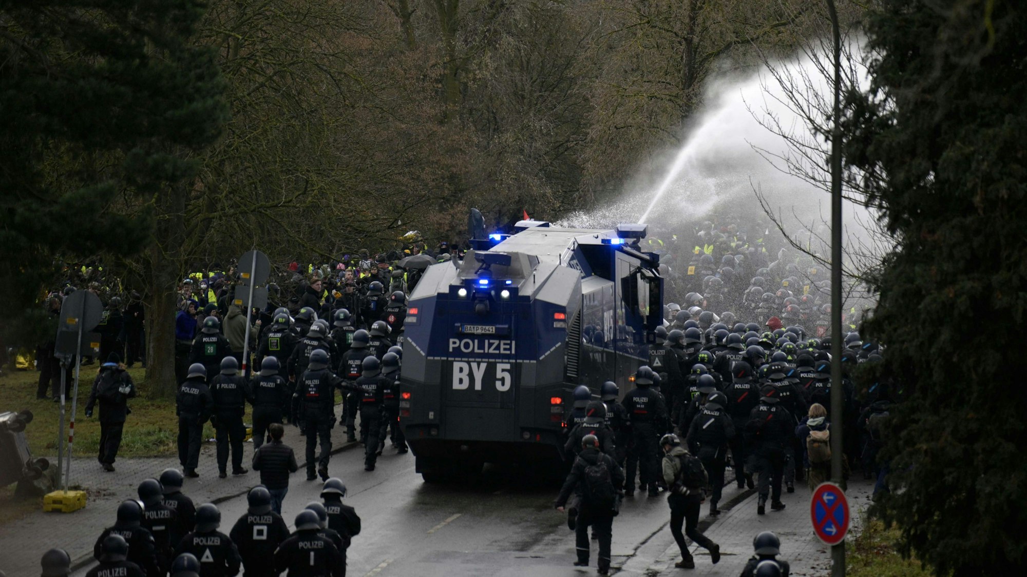 Die Polizei setzt am Samstag (29. November) in Gießen Wasserwerfer gegen Demonstranten ein. Hier findet der Gründungsparteitag der AfD-Jugendorganisation statt.